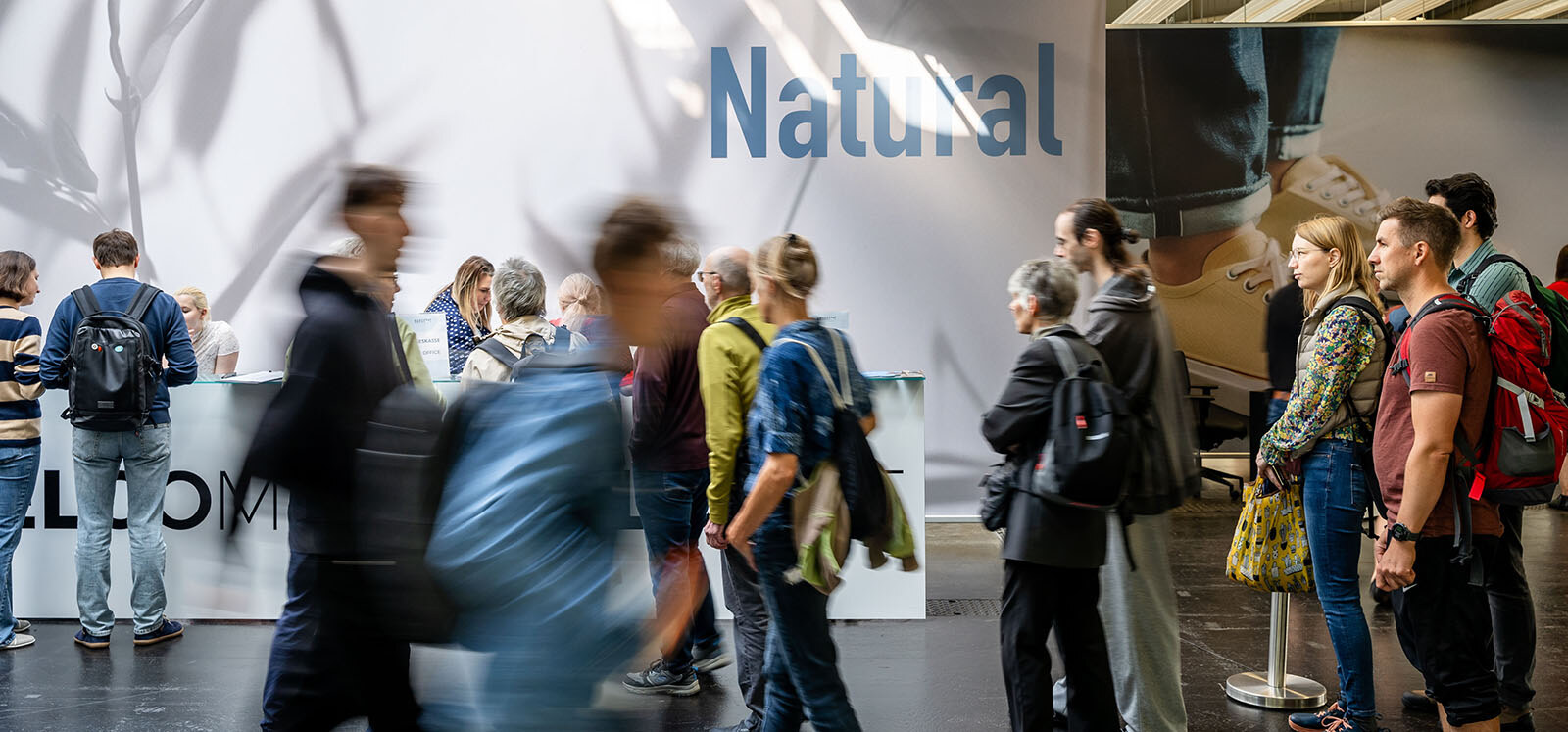 Visitors walking past displays in the exhibition hall, photo by Messe Offenbach / Esra Klein